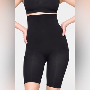 Skims high waisted above the knee short size L/XL color onyx new without tags